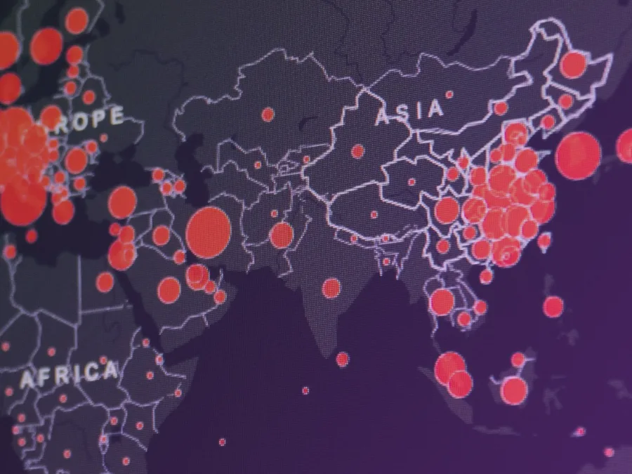 Carte du monde sombre parsemée de points rouges, image des signaux qu'un SOC doit repérer