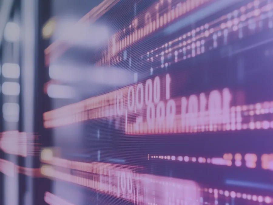 Lignes de code lumineuses dans une baie de serveurs, image des flux qui quittent l'entreprise par le navigateur