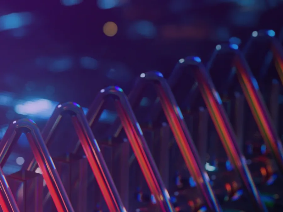 Rangée de triangles d'alerte lumineux sur un circuit, image des scénarios d'attaque rejoués